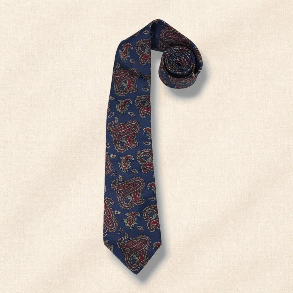 Johnny Carson Italian Silk Necktie Paisley Blue Red Classic‎ Vintage Made USA OS
